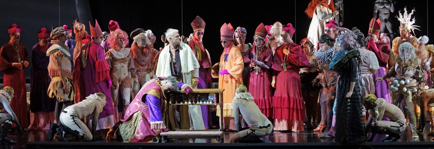Beatrice Cenci - Festspielhaus - Bregenzer Festspiele - viele SchauspielerInnen in bunten Kostümen auf der Bühne