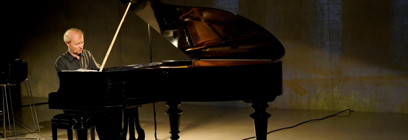 © Bregenzer Festspiele / Anja Köhler Konzert im KUB-Bregenzer Festspiele-Mann spielt Klavier