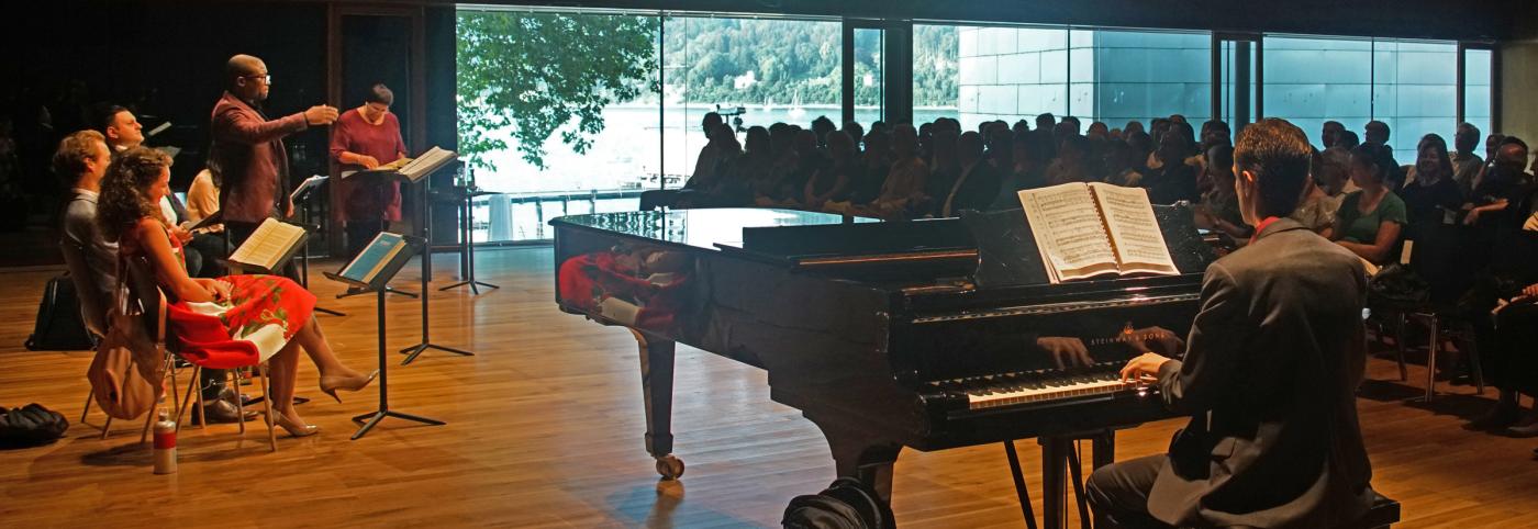 © Bregenzer Festspiele / Karl Forster Meisterklasse - Brigitte Fassbaender - Festspielhaus - Bregenzer Festspiele - MusikerInnen auf der Bühne mit Fassbaender