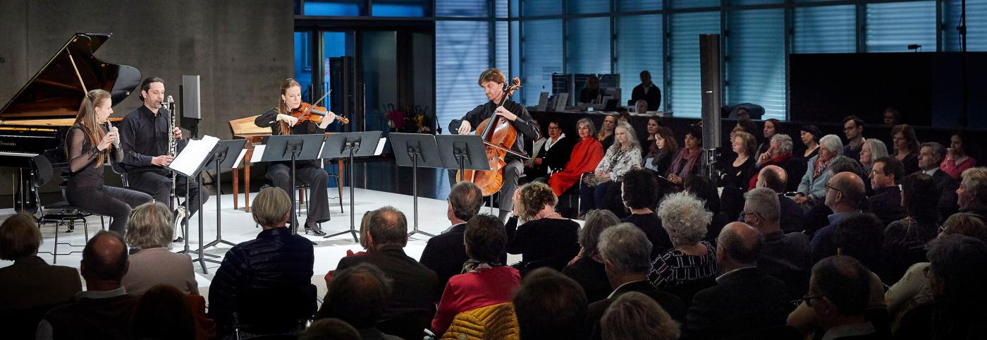 © Bregenzer Festspiele / Anja Köhler Einblick 1 - Opern Atelier - Bregenzer Festspiele - Orchester spielt im KUB von Publikum umrandet