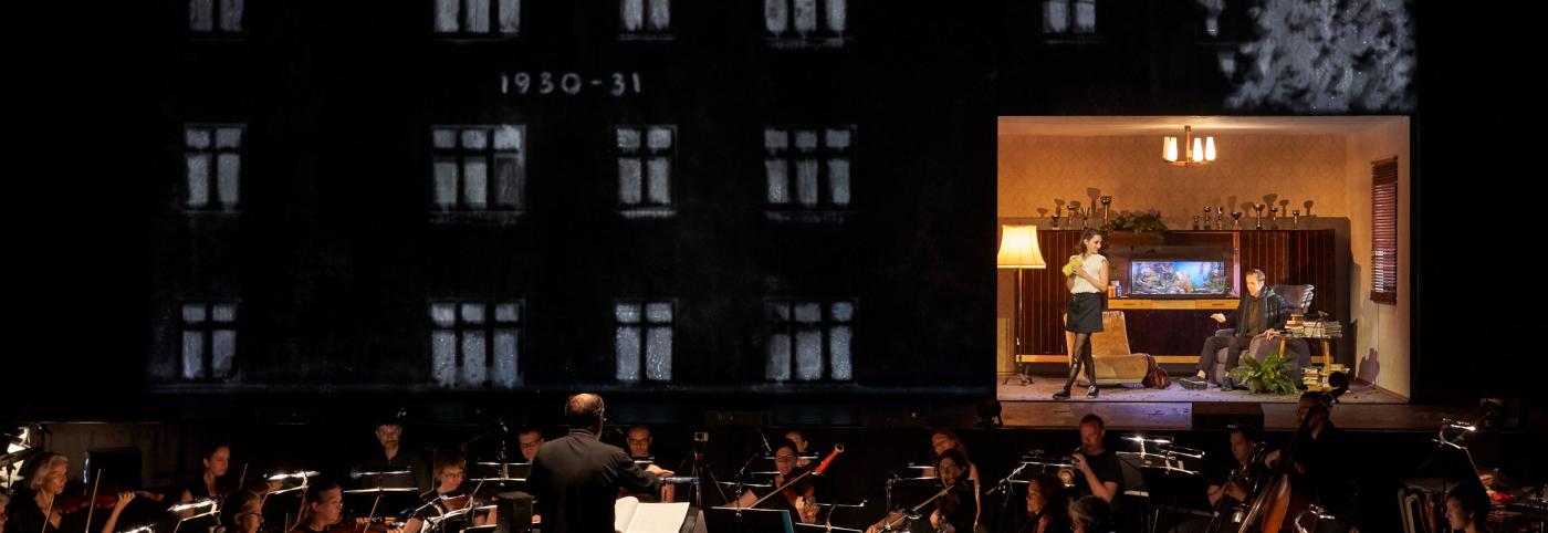 © Bregenzer Festspiele / Anja Köhler Der Reigen - Werkstattbühne - Bregenzer Festspiele - Orchester mit Hausprojektion im Hintergrund