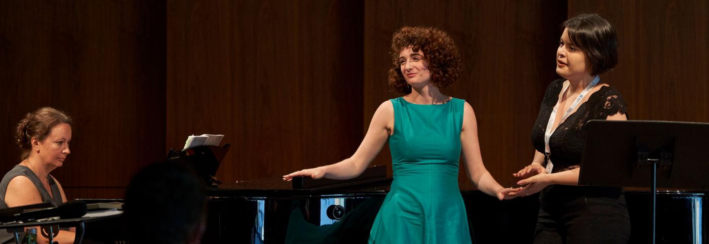 © Bregenzer Festspiele / Anja Köhler Meisterklasse - Dmitry Vdovin - Festspielhaus - Bregenzer Festspiele - zwei Sängerinnen proben