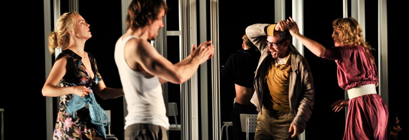 © Deutsches Theater Berlin / Arno Declair Kinder der Sonne - Theater am Kornmarkt - Bregenzer Festspiele - SchauspielerInnen tanzen auf der Bühne