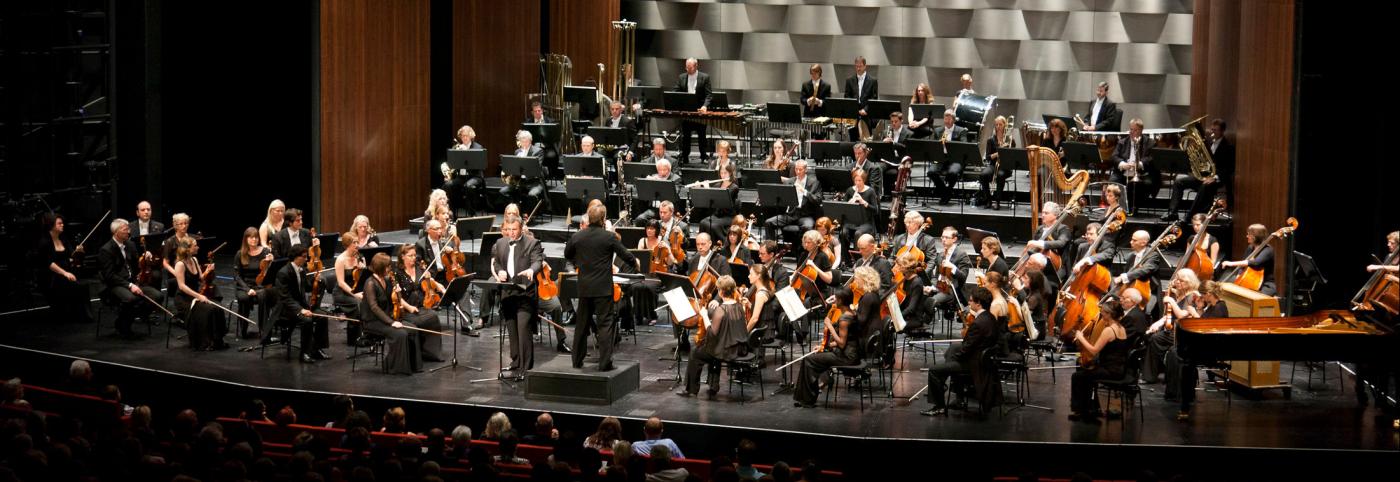 © Bregenzer Festspiele / Lisa Mathis Orchesterkonzert - Festspielhaus - Bregenzer Festspiele - Ganzes Orchester auf der Bühne