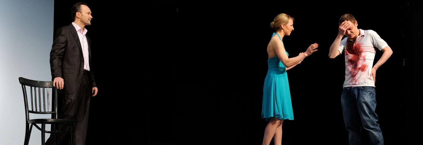 © Alexi Pelekanos Waisen - Theater Kosmos - Bregenzer Festspiele - Bühnenbild mit drei Personen