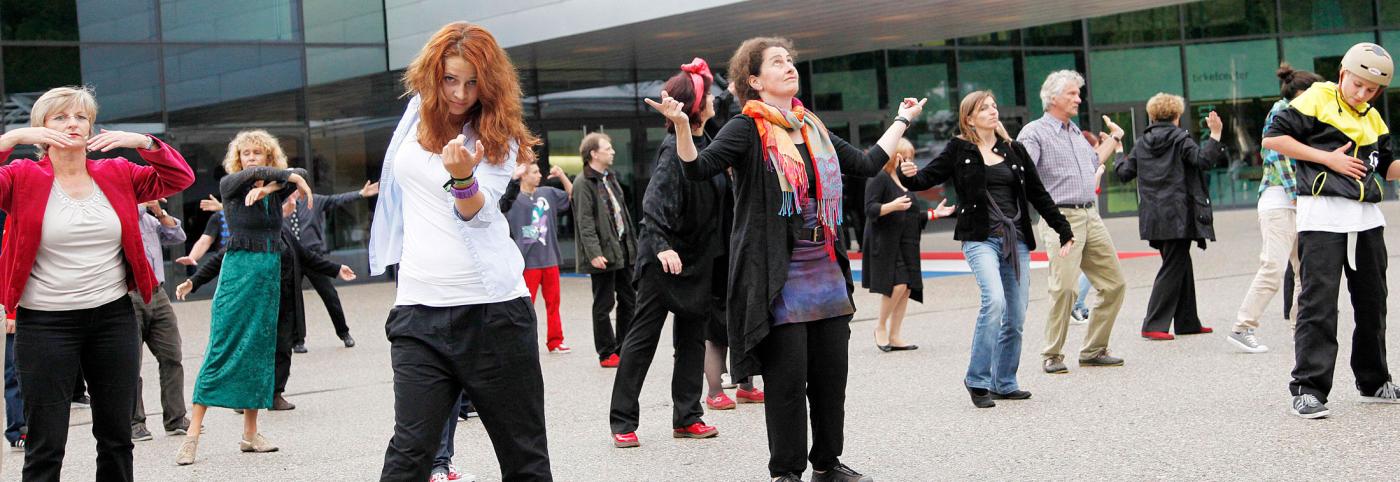 © Bregenzer Festspiele / andereart Beschwerdechor - Festspielhaus - Bregenzer Festspiele - Personen tanzen vor dem Festspielhaus