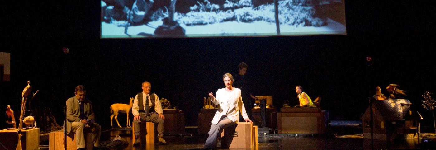 © Bregenzer Festspiele / Karl Forster Der blonde Eckbert - Theater am Kornmarkt - Bregenzer Festspiele - Bühnenbild mit Tierfoto im Hintergrund