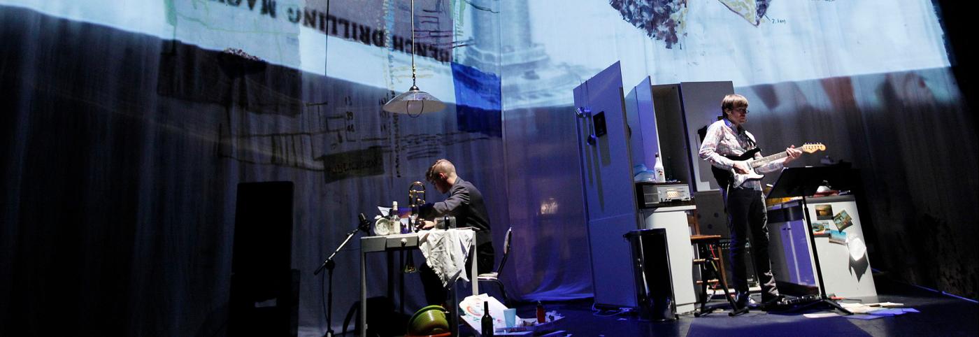 © Bregenzer Festspiele / andereart Home Work - Werkstattbühne - Bregenzer Festspiele - Bühnenbild mit SchauspielerInnen