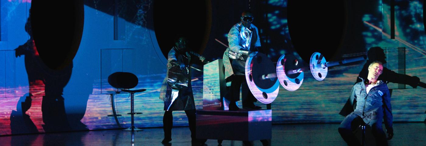 © Bregenzer Festspiele / Karl Forster Solaris - Festspielhaus Bregenz - Bregenzer Festspiele - bunt beleuchtetes Bühnenbild mit SchauspielerInnen