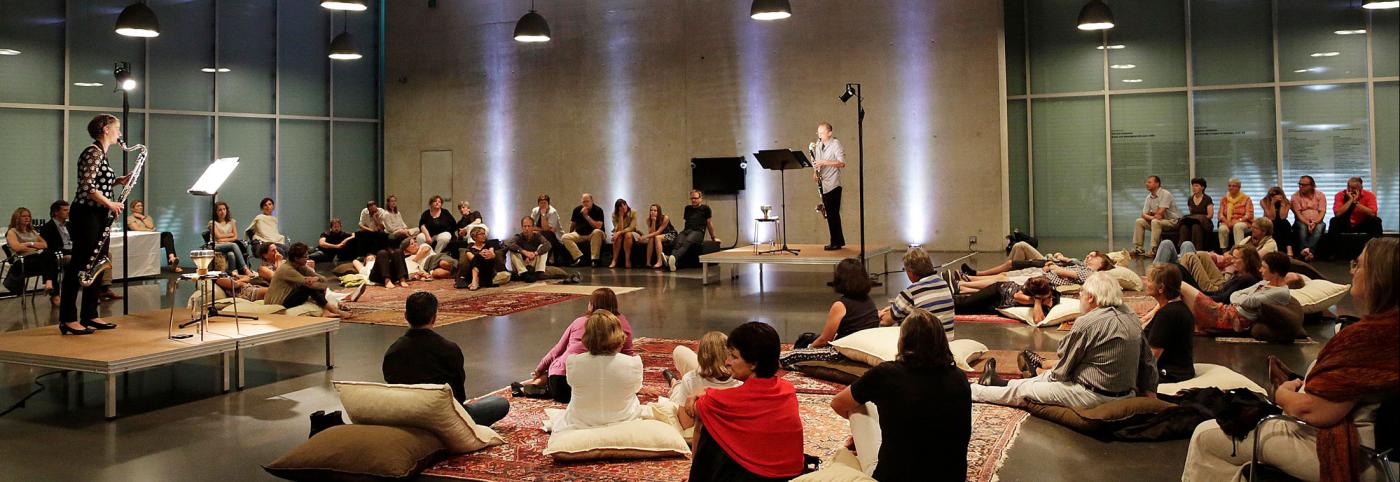 © Bregenzer Festspiele / andereart Kunst aus der Zeit Konzert - KUB - Bregenzer Festspiele - MusikerInnen auf Podest umkreist vom Publikum
