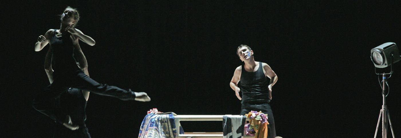 © Bregenzer Festspiele / Karl Forster Nijinskys Tagebuch - Theater am Kornmarkt - Bregenzer Festspiele - Schauspielende mit schwarzer Kleidung auf Bühne