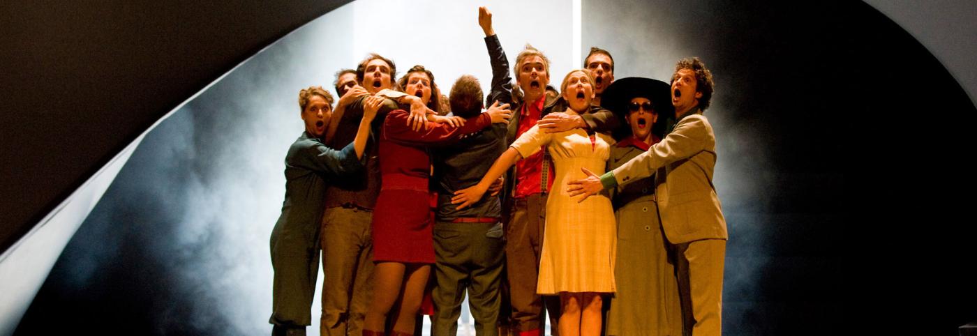 © Maik Schuck Petite Messe Solenelle - Werkstattbühne - Bregenzer Festspiele - SchauspielerInnen in einer Traube auf der Bühne