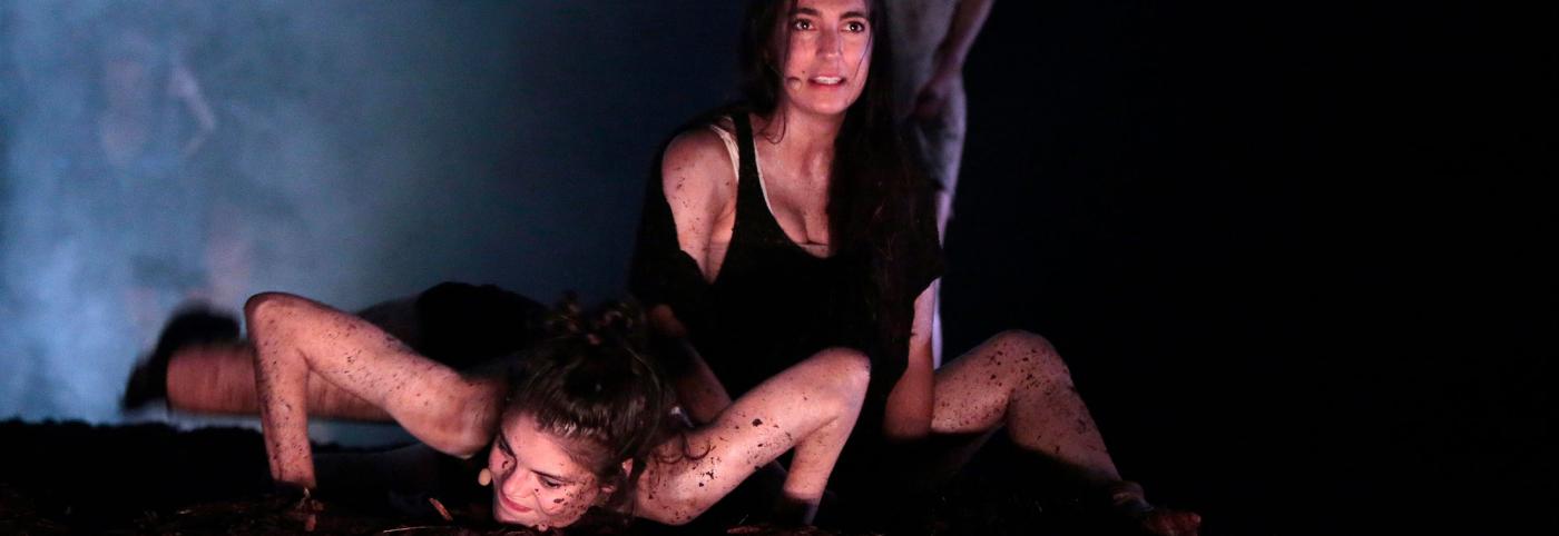 © Bregenzer Festspiele / Anja Köhler Kunst aus der Zeit - The Wasp Factory - Werkstattbühne - Bregenzer Festspiele - Detailaufnahme drei Schauspielerinnen