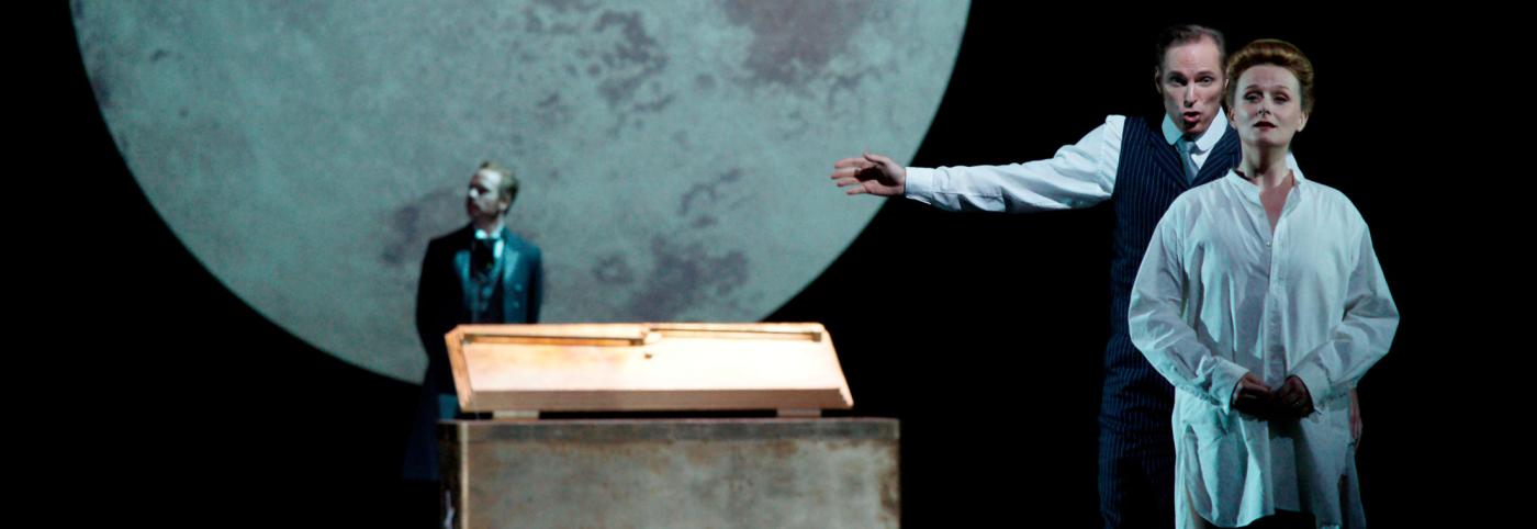 © Bregenzer Festspiele / Karl Forster Der Kaufmann von Venedig - Festspielhaus - Bregenzer Festspiele - Bühnenbild mit Mond im Hintergrund und SchauspielerInnen