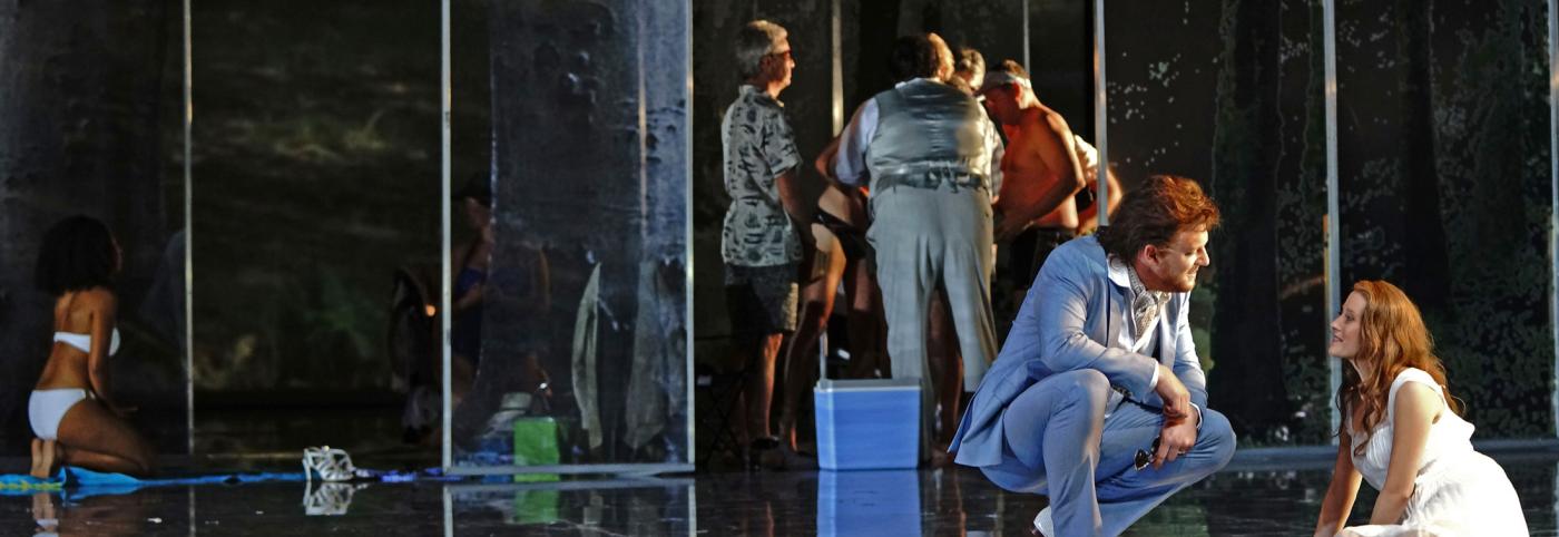 Geschichten aus dem Wienerwald - Festspielhaus - Bregenzer Festspiele - Bühnenbild mit SchauspielerInnen