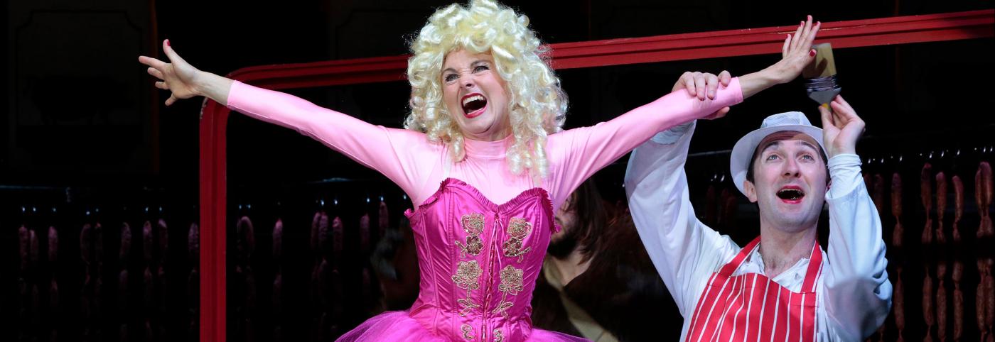 © Bregenzer Festspiele / Anja Köhler Gloria von Jaxtberg - Theater am Kornmarkt - Bregenzer Festspiele - Frau in pinkem Kostüm mit Kellner