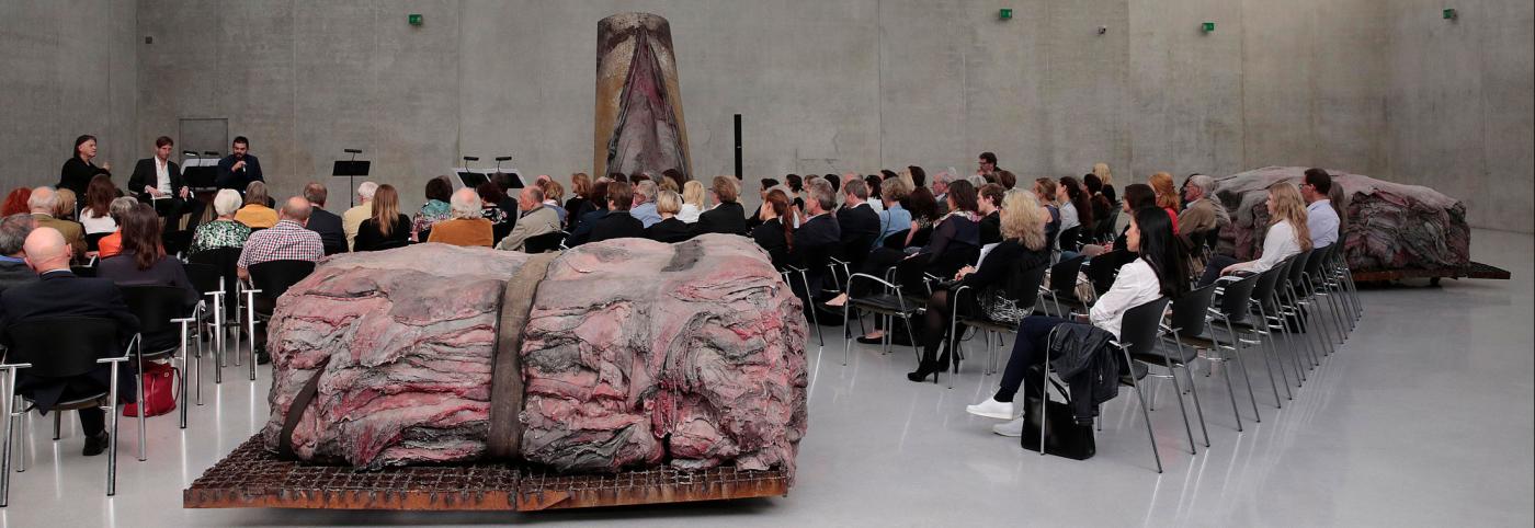 © Bregenzer Festspiele / Anja Köhler Opernatelier - Einblick 1 - KUB - Bregenzer Festspiele - Publikum sitzt im KUB um Kunstwerke herum