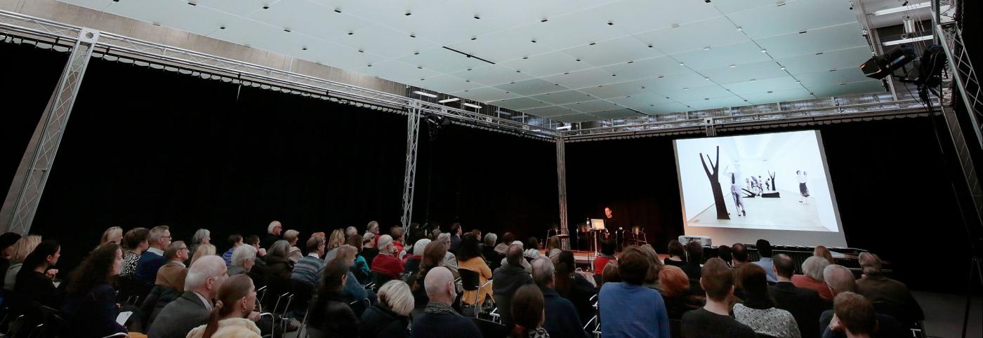 © Bregenzer Festspiele / Anja Köhler Opernatelier - Einblick 2 - Bregenzer Festspiele - Publikum blickt nach Vorne auf Präsentation