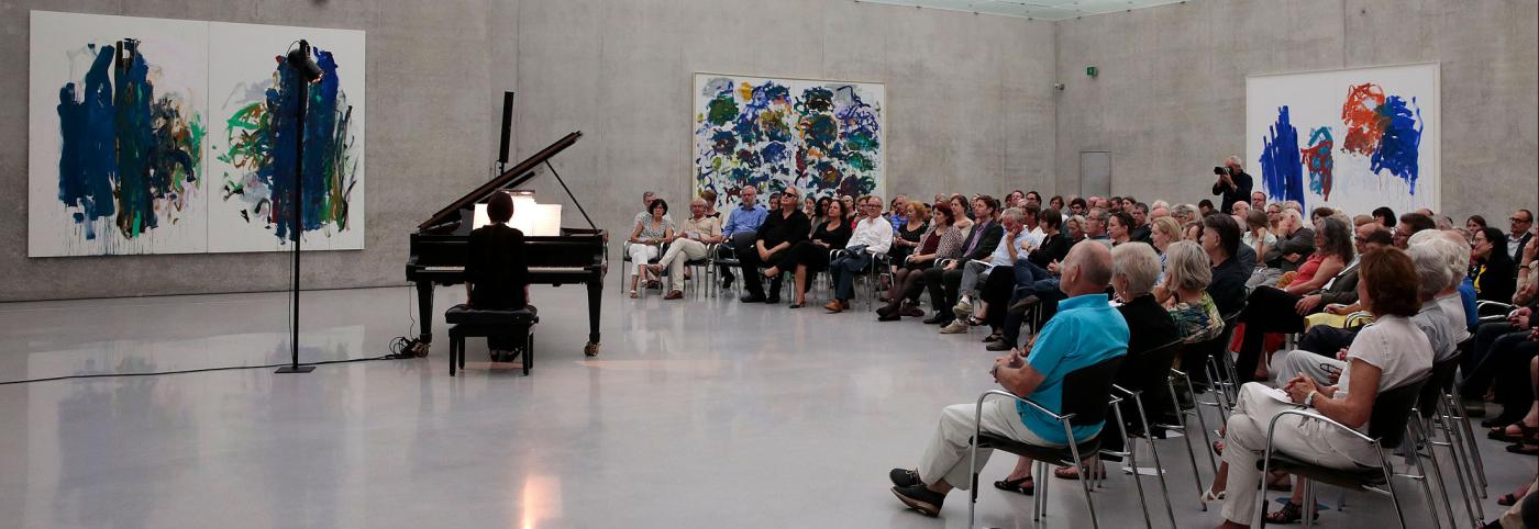 © Bregenzer Festspiele / Anja Köhler Konzert im KUB-Bregenzer Festspiele- Publikum bestaunt Klavierspielerin