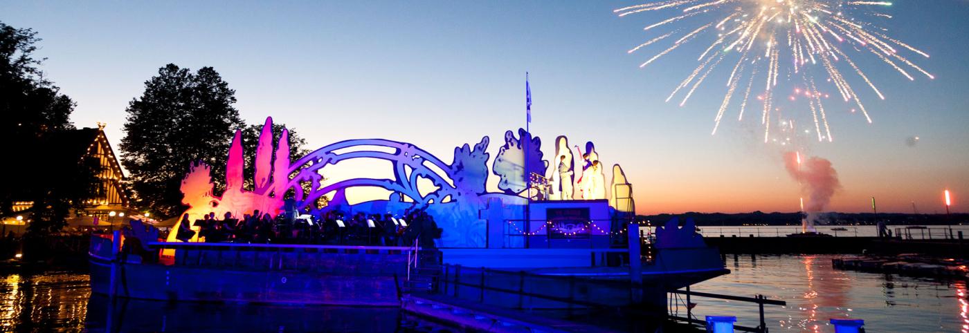 © Bregenzer Festspiele / Dietmar Mathis Bastien und Bastienne - Gondelhafen - Bregenzer Festspiele - Freiluftbühne bei Sonnenuntergang mit Feuerwerk