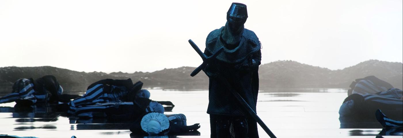 © Bregenzer Festspiele / Karl Forster Hamlet - Festspielhaus - Bregenzer Festspiele - Mann kniet vor anderem Mann mit Kreuz
