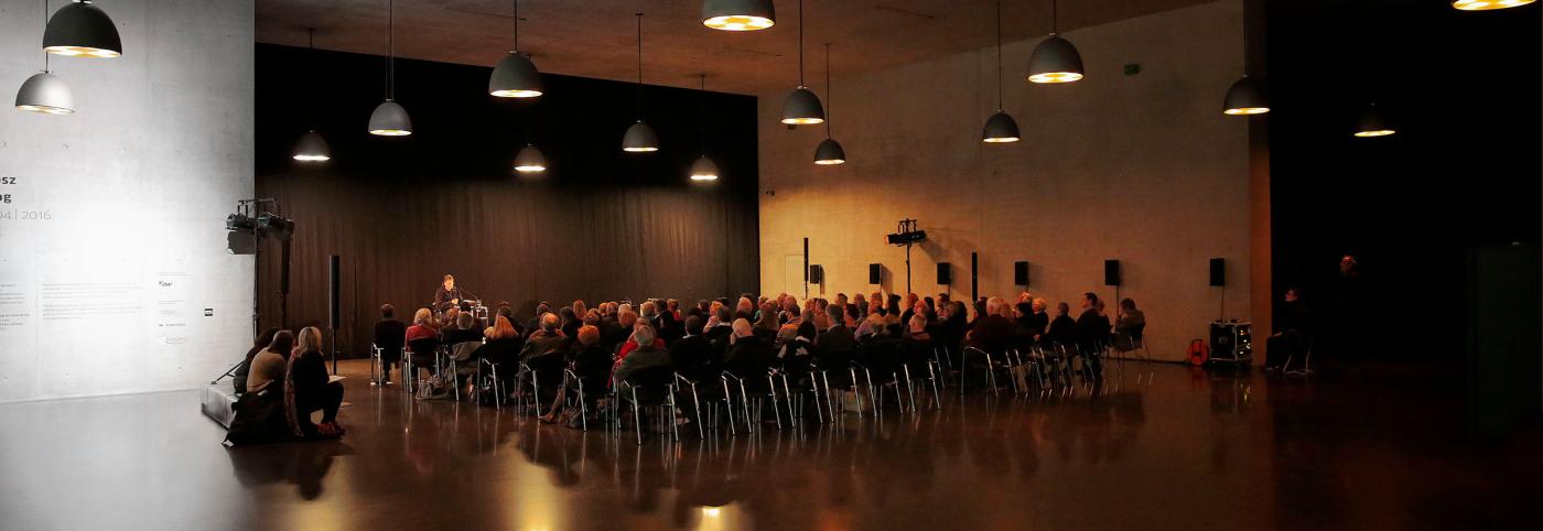 © Bregenzer Festspiele / Anja Köhler Opernatelier - Einblick 3 - Bregenzer Festspiele - Publikum blickt nach Vorne auf Präsentation