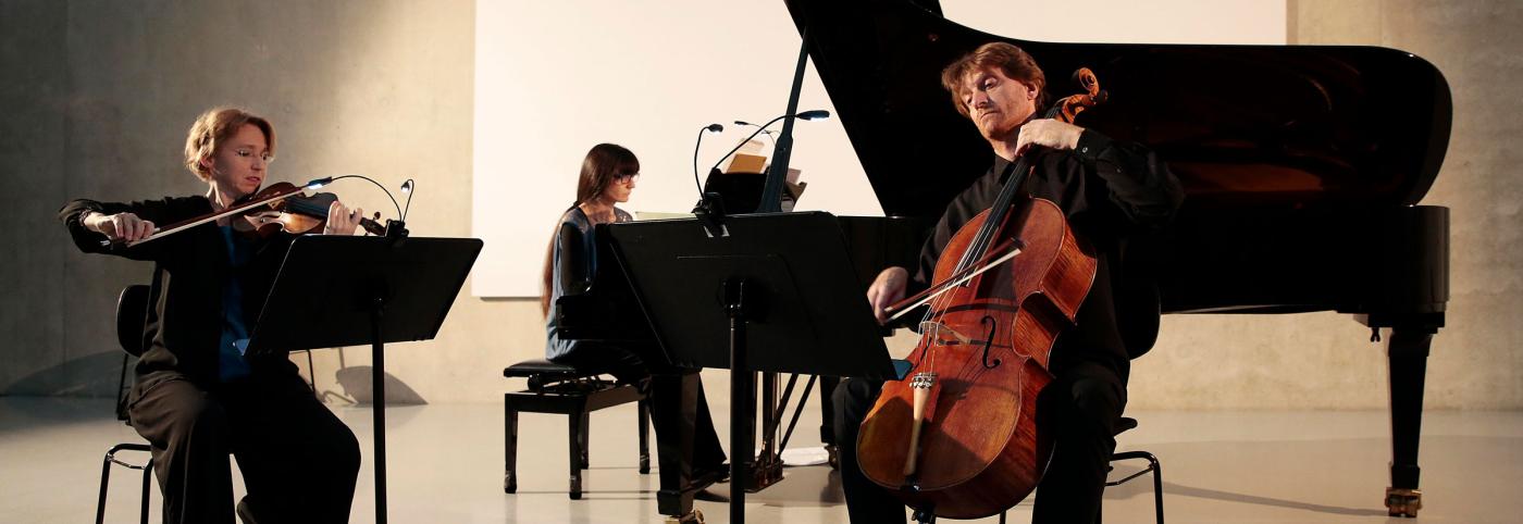 © Bregenzer Festspiele / Anja Köhler Konzert im KUB-Bregenzer Festspiele-MusikerInnen mit Klavier Cello und Geige