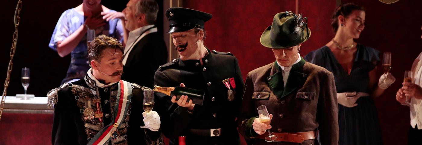 © Bregenzer Festspiele / Anja Köhler Die Austrotragödie - Werkstattbühne - Bregenzer Festspiele - Schauspieler in Soldatenkostüm