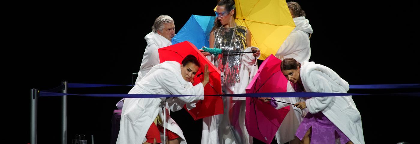 © Bregenzer Festspiele / Karl Forster Impresario Dotcom - Festspielhaus - Bregenzer Festspiele - SchauspielerInnen mit Schirmen und Bademänteln