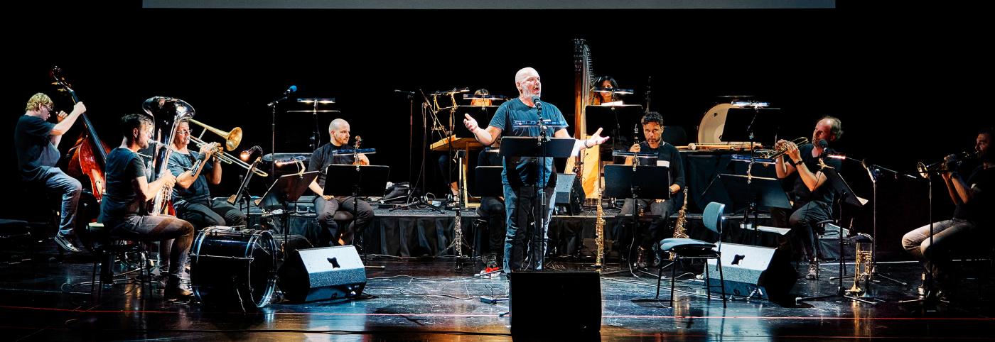 © Bregenzer Festspiele/ Anja Köhler Alles wieder gut - Musicbanda FRANUI - Festspielhaus - Bregenzer Festspiele - Orchester und SängerInnen auf der Bühne