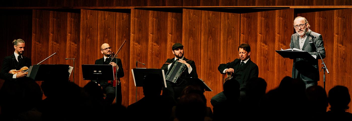 © Bregenzer Festspiele/Anja Köhler Karl Markovics liest Karl Kraus - Festspielhaus - Bregenzer Festspiele - MusikerInnen auf der Bühne