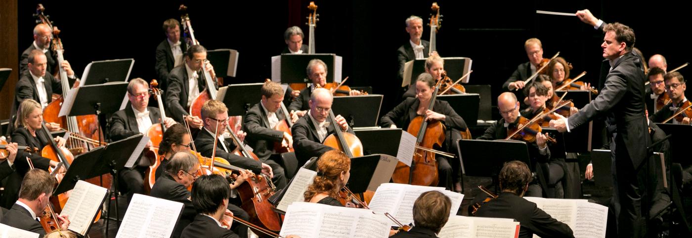 © Bregenzer Festspiele / Dietmar Mathis Wiener Symphoniker - Festspielhaus - Bregenzer Festspiele - Dirigent mit Orchester