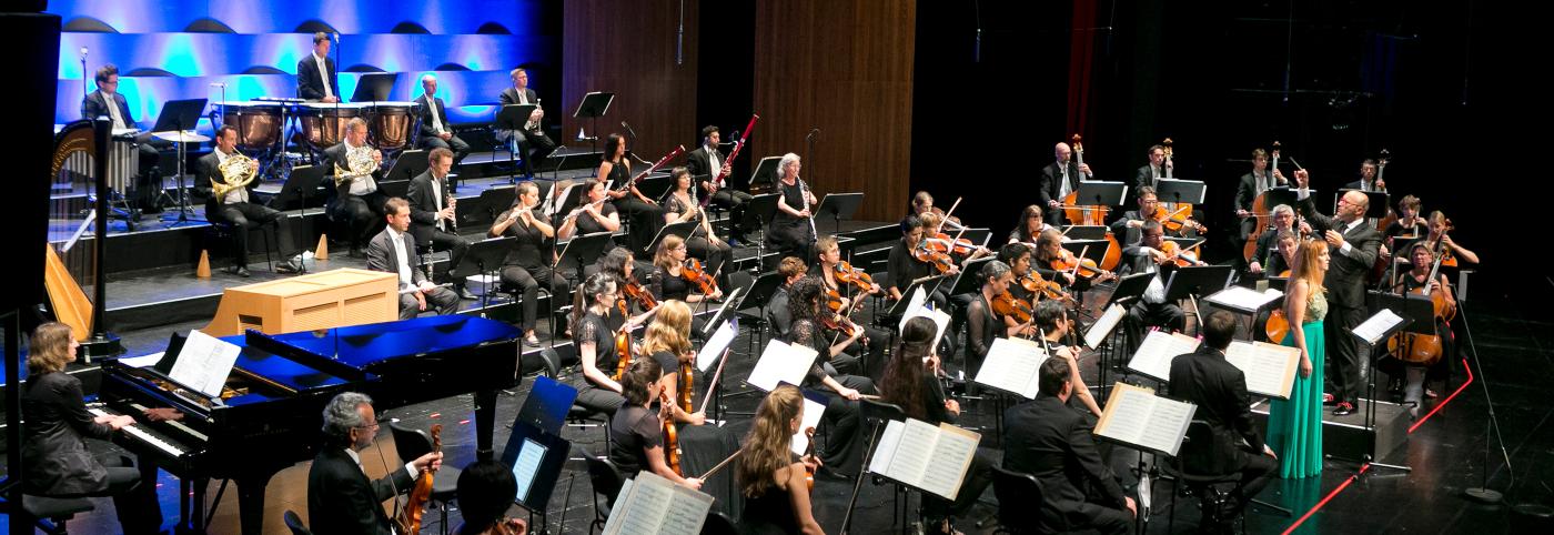 © Bregenzer Festspiele/Dietmar Mathis Symphonieorchester Vorarlberg - Festspielhaus - Bregenzer Festspiele - ganzes Orchester auf der Bühne