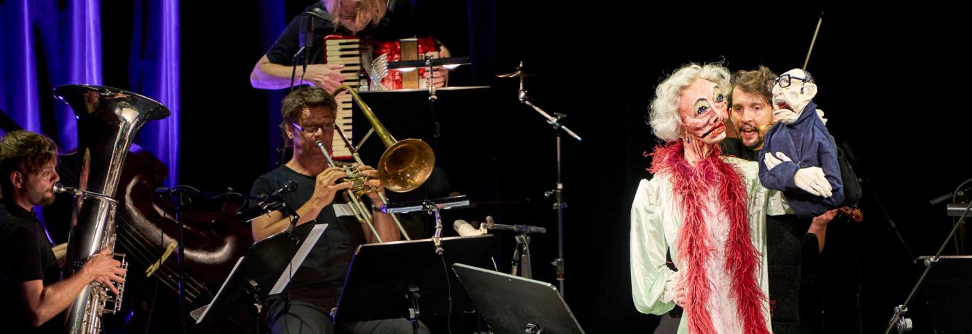 © Bregenzer Festspiele / Anja Köhler Alles nicht wahr - Festspielhaus - Bregenzer Festspiele - Nikolaus Habjan mit zwei Puppen und Orchester