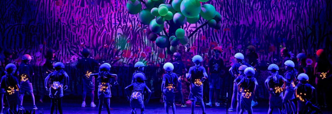 © Bregenzer Festspiele / Anja Köhler Fedeki-Werkstattbühne-Bregenzer Festspiele-Bühnenbild-Viele Kinder auf der Bühne