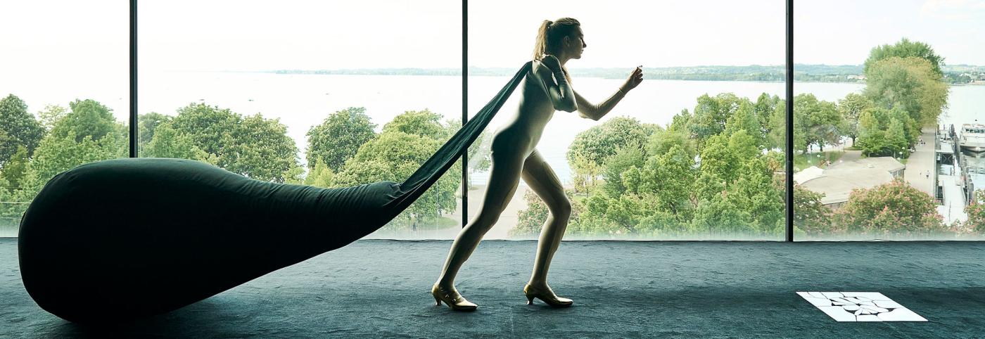 © Bregenzer Festspiele / Anja Köhler Ihr seid bereits eingeschifft - Bregenzer Festspiele - Person zieht großen Beutel hinter sich her