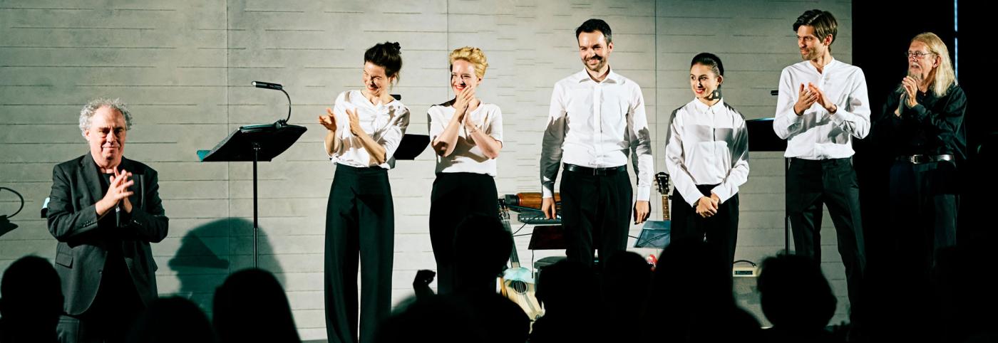 © Bregenzer Festspiele / Anja Köhler Konzert im KUB-Bregenzer Festspiele-SängerInnen applaudieren auf der Bühne