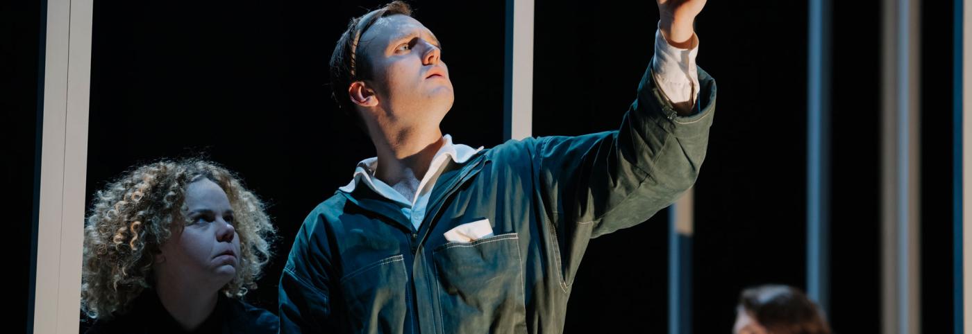 © Burgtheater / Marcella Ruiz Cruz Richard II. - Gastspiel Burgtheater- Festspielhaus - Bregenzer Festspiele - Mann schaut auf Papier