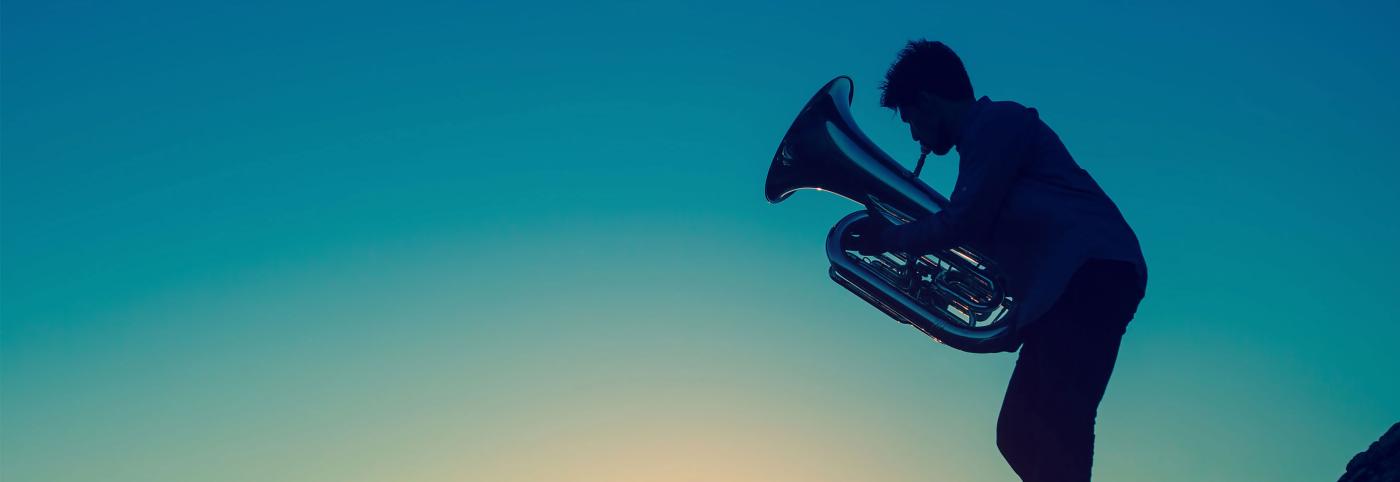 © Bregenzer Festspiele Brass Appassionato - Seebühne - Bregenzer Festspiele - Mann spielt Bariton bei Sonnenuntergang