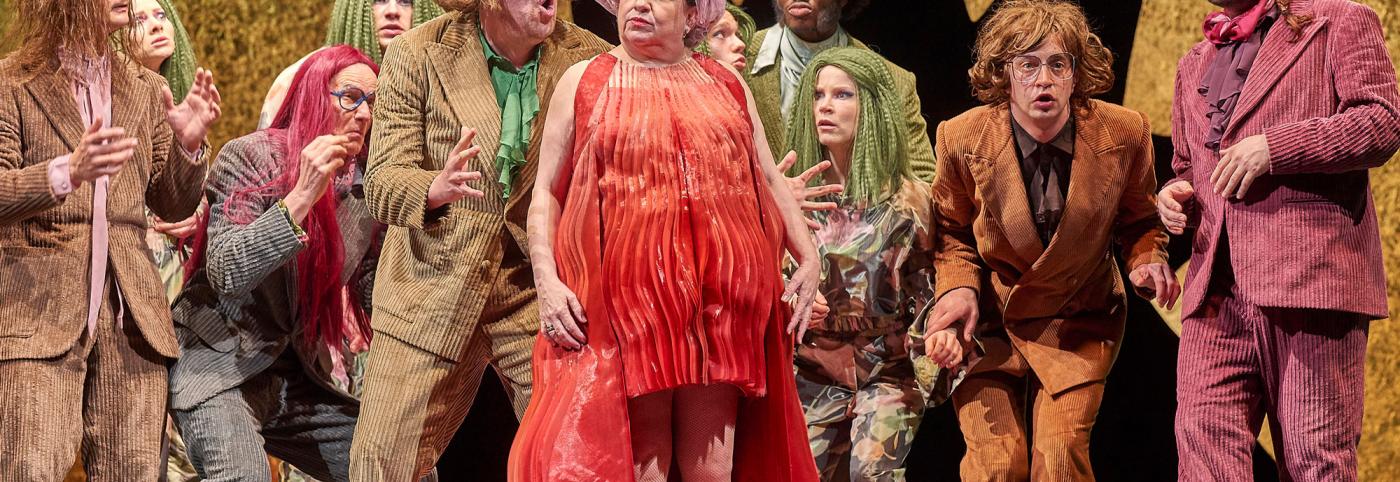 © Bregenzer Festspiele / Matthias Horn Die gefesselte Phantasie - Festspielhaus - Bregenzer Festspiele - SchauspielerInnen mit bunten Kostümen