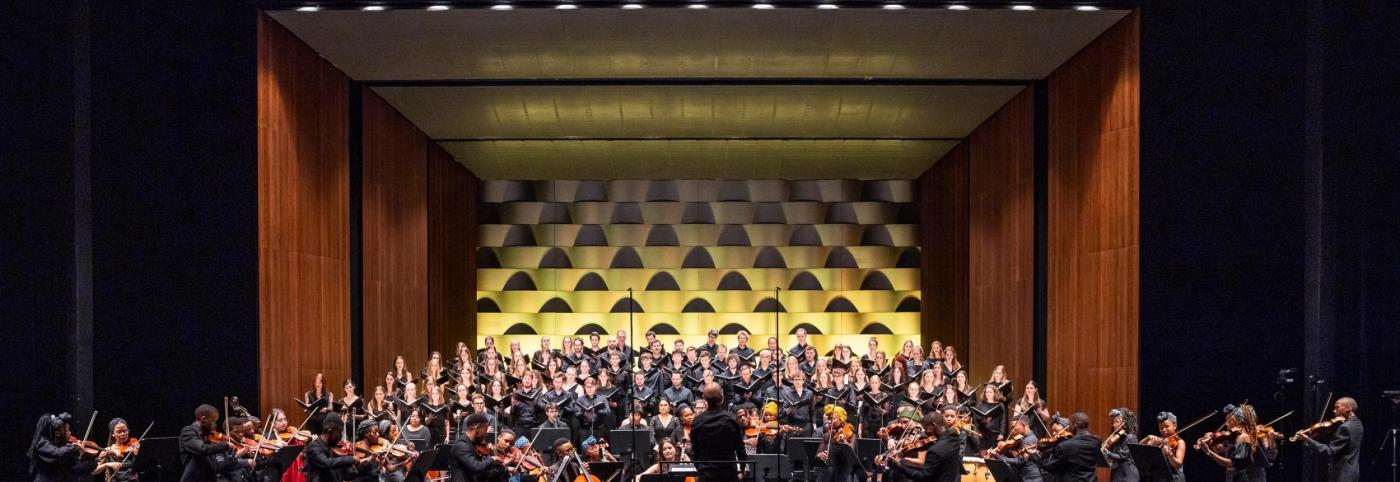 © Bregenzer Festspiele / Lisa Mathis Zwischen Himmel und Erde - Festspielhaus - Bregenzer Festspiele - Bochabela String Orchestra auf der Bühne