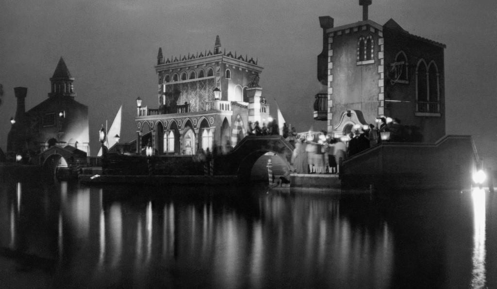 Eine Nacht in Venedig - Seebühne - Bregenzer Festspiele - Bühnenbild schwarz weiß