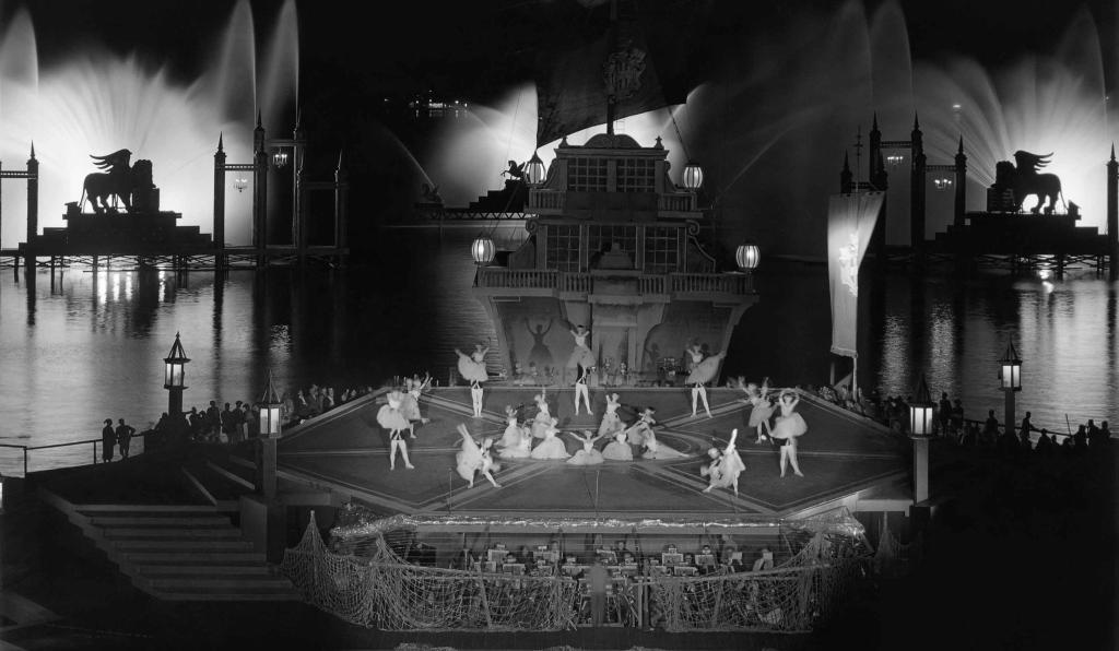 Eine Nacht in Venedig - Seebühne - Bregenzer Festspiele - Bühnenbild schwarz weiß