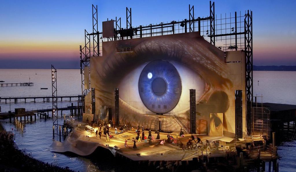 Tosca - Seebühne - Bregenzer Festspiele - Bühnenbild mit großem Auge