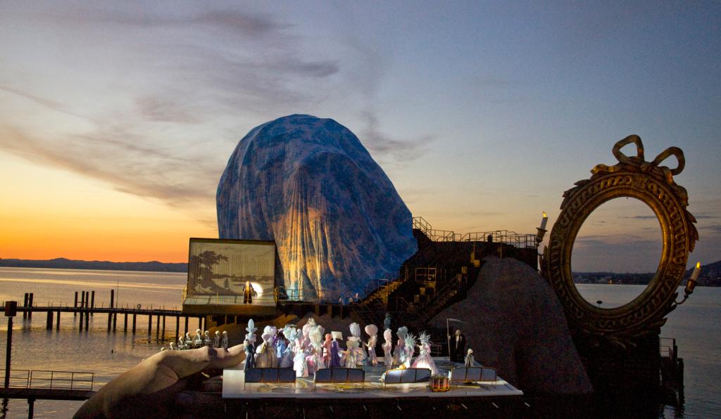 André Chénier - Seebühne - Bregenzer Festspiele - Bühnenbild bei Sonnenuntergang