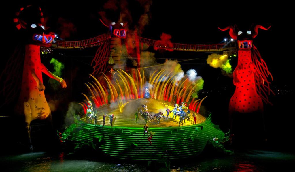 Die Zauberflöte-Seebühne-Bregenzer Festspiele-Bühnenbild farbig beleuchtet
