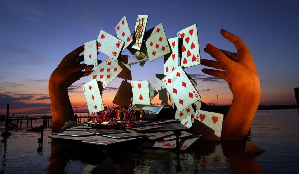 Carmen - Seebühne - Bregenzer Festspiele - Bühnenbild mit Spielkarten
