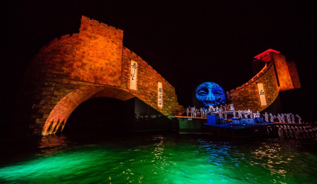 Turandot-Seebühne-Bregenzer Festspiele-Bühnenbild bunt beleuchtet