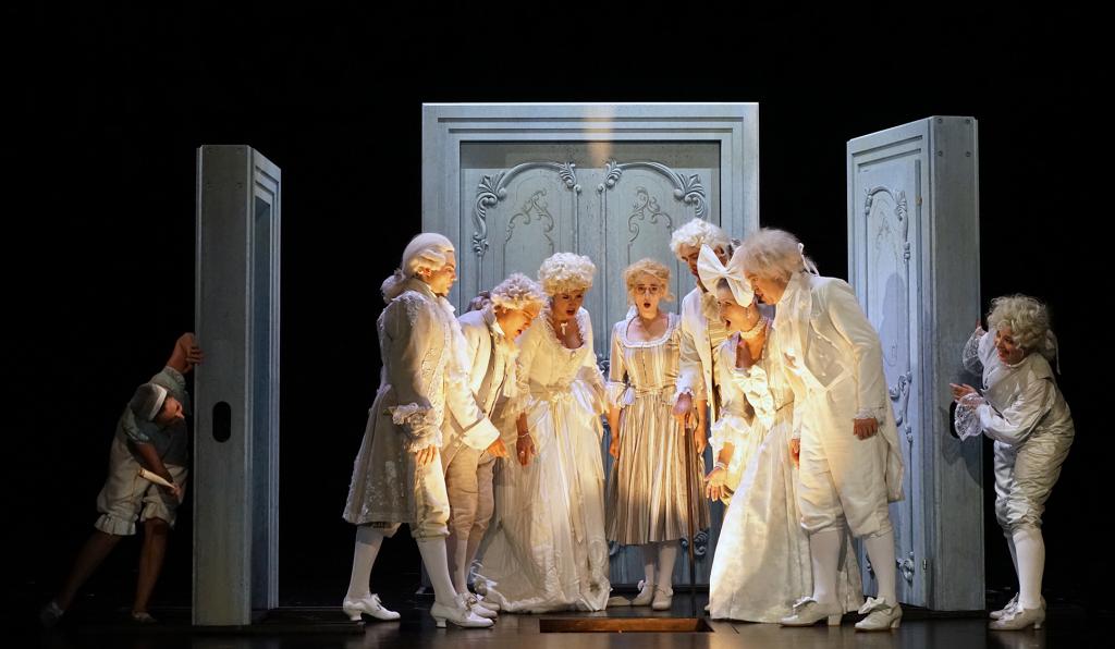 Die Hochzeit des Figaro - Theater am Kornmarkt - Bregenzer Festspiele - SchauspielerInnen in Mozartkostümen 