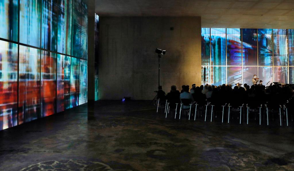 Konzert im KUB-Bregenzer Festspiele-Publikum von Hinten im Weitwinkel fotografiert